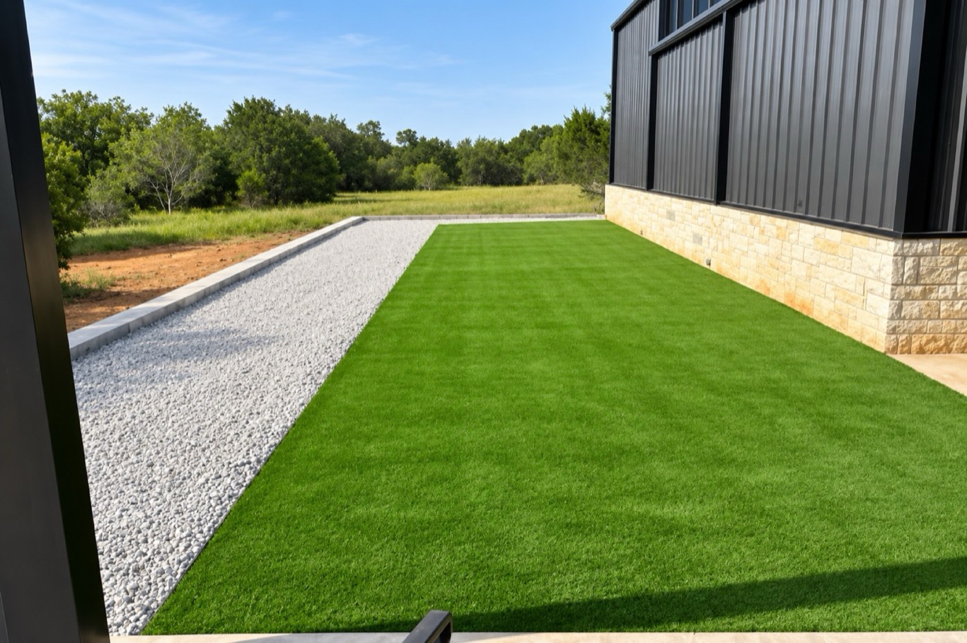 Turf landscaping with a gravel border